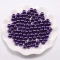 Macro-opname van donkerpaarse ronde ABS-parels met glans voor DIY-sieraden en handwerk - Paars