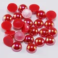 Vue détaillée de perles AB rouges à dos plat avec reflets irisés pour décoration d'ongles - Rouge