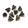 Vue macro des calottes de perles fleurs évidées en bronze vintage pour bijoux DIY - 20x17mm (1000 Pièces/Paquet) / Bronze Antique