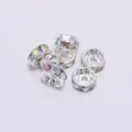 Makro-Detail von silbernen Zwischenperlen mit schillernden AB-Strasssteinen für DIY-Schmuck - 10mm (1000 Stück/Packung) / AB Strasssteine