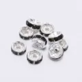 Gros plan d'intercalaires en métal argenté avec strass noirs pour bijoux artisanaux DIY - 8mm (2000 Pièces/Paquet) / Strass Noirs