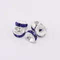 Nahaufnahme von fünf silbernen Zwischenperlen mit königsblauen Strasssteinen für DIY-Schmuck - 10mm (1000 Stück/Packung) / Königsblaue Strasssteine