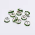 Gros plan de perles d'espacement en alliage argenté avec strass en cristal vert éclatant - 8mm (2000 Pièces/Paquet) / Strass Vert