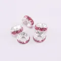 Détail macro de perles d'espacement argentées avec strass roses pour bijoux DIY - 4mm (2000 Pièces/Paquet) / Série Rose