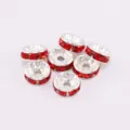 Détail macro de sept perles d'espacement en métal argenté avec strass rouges brillants - 8mm (2000 Pièces/Paquet) / Strass Rouge