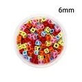 Détail de perles alphabet carrées colorées de 6mm pour bijoux DIY et bracelets - Perles de lettres anglaises carrées (6mm) / Coloré avec lettres noires