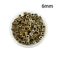 Vue macro détaillée des perles alphabet carrées dorées de 6mm pour la création de bijoux - Perles de lettres anglaises carrées (6mm) / Fond Doré Avec Lettrage Noir