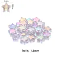 Gros plan de perles en acrylique en forme d'étoile avec revêtement AB iridescent - Pack de 100 / Blanc