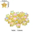Détail macro de perles étoiles irisées de 10,8mm avec dimensions et trou de 1,6mm - Pack de 100 / Jaune
