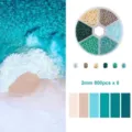 Details von 2mm Glasperlen in sechs Farben für DIY-Schmuckherstellung im Sonnenuntergang-Set - In Box (ca. 72g) / Leidenschaftliche Kollision