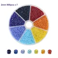 Detail von 2mm Regenbogen Glasperlen in einer runden 7-Fach-Box für DIY Schmuckdesign - Boxed / Irisierend