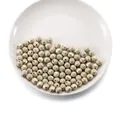 Nahaufnahme champagnergoldener facettierter Acrylperlen in weißer Schale für DIY-Schmuck - Kugelförmige facettierte Perle / 50 Stück/Packung (8mm) / Grau