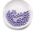 Vue macro de perles en acrylique violettes à facettes pour bijoux DIY sur plat - Perle Facettée Sphérique / 50 Pièces/Paquet (8mm) / Violet