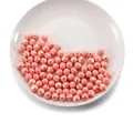 Vue macro de perles acryliques roses facettées avec finition nacrée pour bijoux DIY - Perle Facettée Sphérique / 50 Pièces/Paquet (8mm) / Rose rouge
