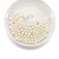 Gros plan de perles en acrylique facettées à effet irisé pour la création de bijoux - Perle Facettée Sphérique / 50 Pièces/Paquet (8mm) / Blanc