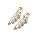 Detalle de dos broches de pasador dorados con perlas blancas elegantes de varios tamaños - Estilo 3-Perlas Artificiales Degradadas Sin Bisel (5.0cm) / Oro blanco