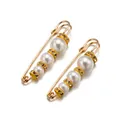 Detalle macro de broches de imperdible dorados con perlas blancas y diamantes de imitación - Blanco Oro Con 4 Biseles 3 Perlas
