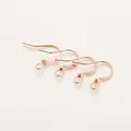 Detalle de cuatro ganchos para pendientes en oro rosa de 14K para creación de joyas DIY - 17*19mm (20 Unidades/Paquete) / Bañado en Oro Rosa