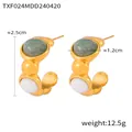Goldene C-förmige Creolen mit grünen Natursteinen und weißen runden Edelsteinen, 2,5 cm hoch - Goldene Ohrringe