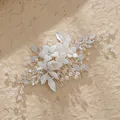 Dettaglio del pettine per capelli da sposa con fiori in ceramica, perle e strass - Stile Argento (HS-J5434S)
