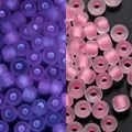 Cuentas de vidrio mate 3mm con efecto fluorescente que cambian de rosa claro a violeta - Estilo Esmerilado / 3mm, 600 Piezas/Paquete / Rosa Roja