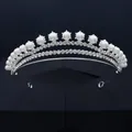 Détail d'un diadème argenté avec strass scintillants et perles blanches sur support sombre - Style d'arche de Perle Artificielle à Trois Niveaux (TS-J2914)