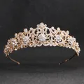 Corona barroca dorada con diseño floral y pedrería brillante para las novias - Dorado
