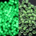 Cuentas de vidrio de 3mm verde fluorescente con efecto luminoso en la oscuridad - Transparente / 3mm, 600 Piezas/Paquete / Verde Fruta