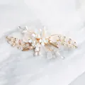 Elegante pinza dorada para el pelo con flores blancas mates, perlas y cristales claros - Dorado