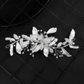 Clip de pelo de flor plateada con perlas y pedrería sobre un fondo negro elegante - Plateado (HS-J5801)