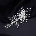 Eleganter silberner Braut-Haarclip mit funkelnden Strasssteinen und Blattmotiven - Silber