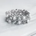 Zilveren elastische armband met witte parels en strass op een marmeren achtergrond - Elastische Strass Armband (BS-J5045)