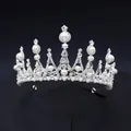 Couronne argentée avec strass scintillants et perles blanches sur fond noir élégant - Style Multi-pointes en Perle Artificielle et Strass (TS-J2793)