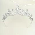 Tiara da sposa in argento con strass scintillanti e cristallo a goccia su sfondo neutro - Argento