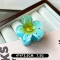 Bloemvormige haarklem in doorschijnend hemelblauw met geel hartje en een jelly-finish - Gelee Blauw