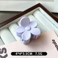Lavender flower claw clip in matte finish for hair styling, dimensions 4x4x3.5cm - Light Purple