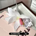 Pince à cheveux orchidée blanche avec taches mauves et centre rose pour la plage - Blanc Café