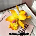 Pince à cheveux orchidée jaune bohème pour la plage avec étamines roses et pétales tachetés - Jaune