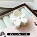 Matte white flower hair claw clip in resin material measuring 4x4x3.5 cm size - Grayish White