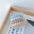 Detail van matte Morandi-telefoondraad haarelastiekjes in een transparante opbergdoos - Glanzende Stijl Nr. 1 / Doosverpakking