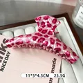 Roze luipaardprint haarklem van acetaat, grote elegante haaraccessoire voor vrouwen - Kledinghanger
