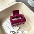 Quadratische Haarklammer mit Marmormuster in tiefem Magenta, Größe 5x5x3,5 cm - Kleines Quadrat