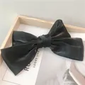 Elegante fermaglio per capelli in raso nero grande con finitura perlata per donna - Nero