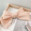 Pince à cheveux nceud en satin rose abricot avec finition nacrée et tissu soyeux - Rose abricot