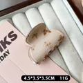 Beige vlinder haarklem met bruin patroon op een grijs sieradendoosje sieraad - Crème Vlinder Ingot