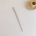 Detail van acetaat haarstokje met marmeren textuur en gedraaid spiraalontwerp - Wit