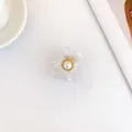 Molletta per capelli a fiore con petali trasparenti e una perla bianca centrale - Trasparente