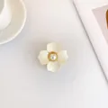 Elegante molletta per capelli a fiore color crema con perla centrale e cornice dorata - Bianco