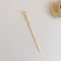 Detail eines minimalistischen Haarpins aus Acetat mit elegantem Spiral-Twist-Design - 8# Milchweiß
