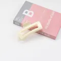 Minimalistische cremefarbene rechteckige Haarklammer für dickes Haar aus Glanzharz - Creme